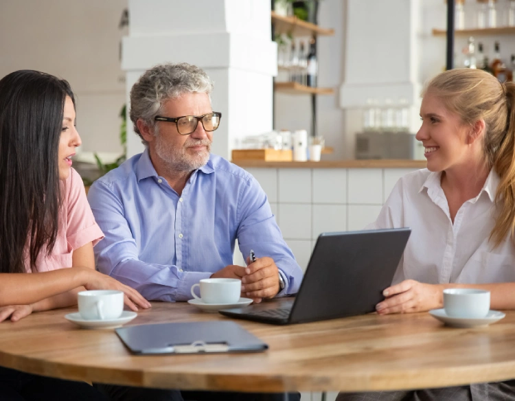 SEO expert having honest and transparent communication with clients during a strategy consultation