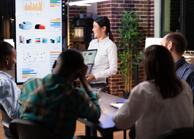 SEO consultant presenting multi-channel search analytics and enterprise growth metrics to a corporate team.